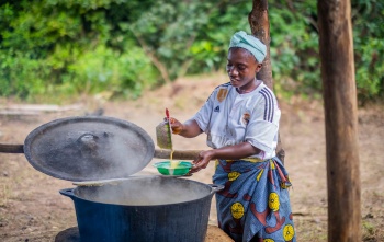 A volunteer prepares food