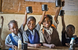 Zambia 10th – children raising mugs