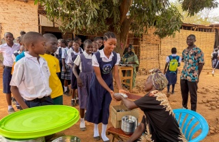 2026 - South Sudan - Children receiving meals 