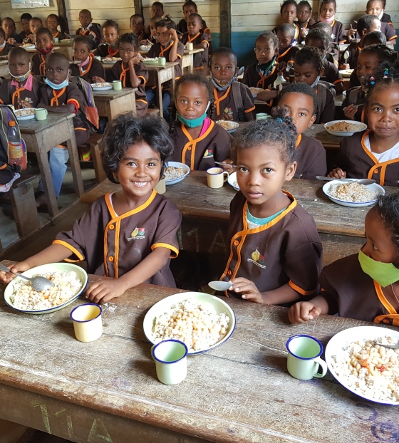 a classroom full of children with food in front of them