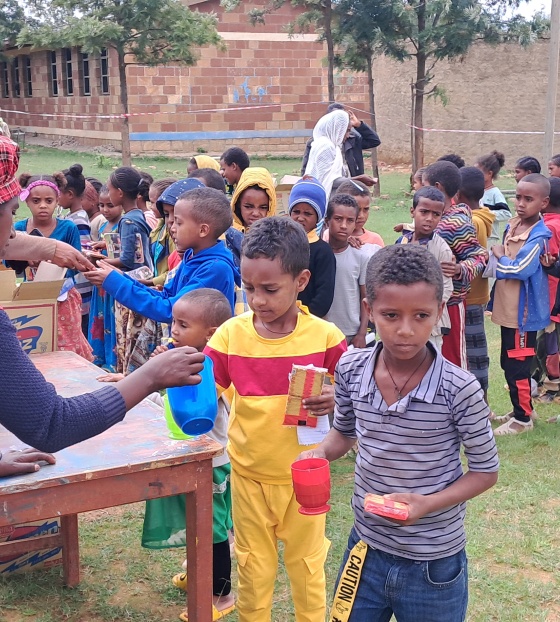 Feeding children in Tigray