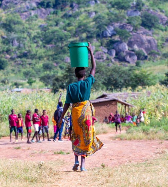 2025 - Malawi - Woman carrying water to the village