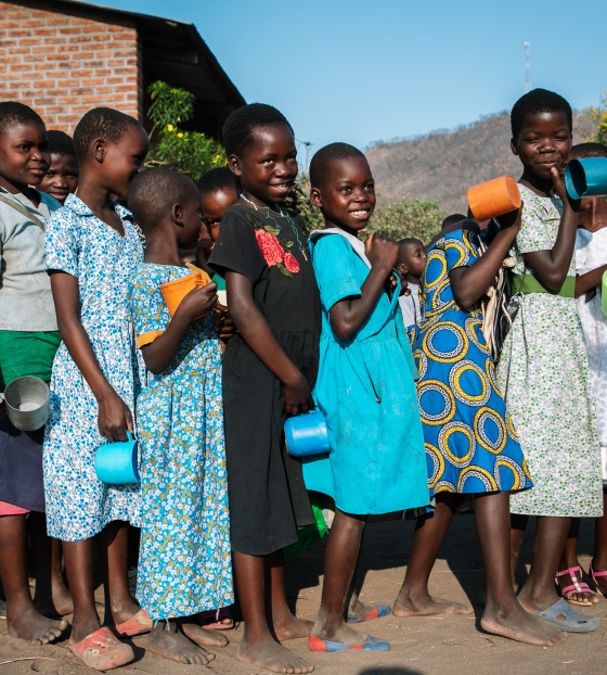 2023 - Malawi - School children receiving phala