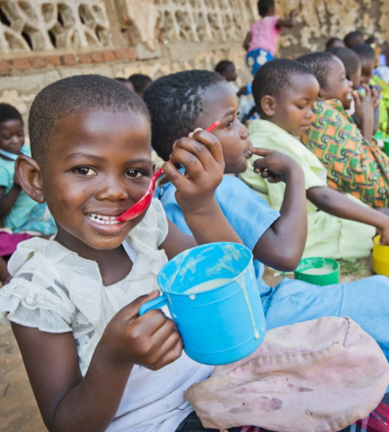 2025 - Malawi - Children eating porridge