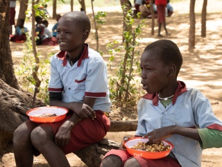 2022 - Kenya - school children enjoying food