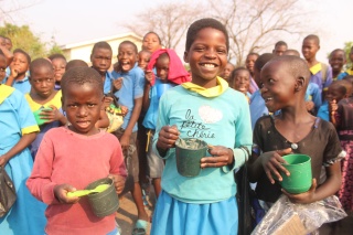 2022 - Malawi - children enjoying food 