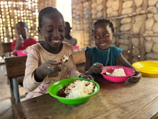 children eating Mary's Meals in Mozambique