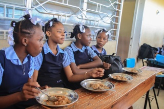 2026 - Haiti - Girls with meals 