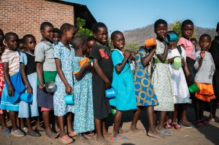 2023 - Malawi - School children receiving phala