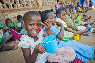 2025 - Malawi - Children eating porridge